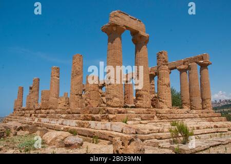 Agrigento a été fondée sur un plateau surplombant la mer, avec deux rivières voisines, les Hypsas et les Akragas, et une crête au nord offrant un degré de fortification naturelle. Sa création a eu lieu autour de 582–580 BCE et est attribuée aux colons grecs de Gela, qui l'a nommée 'Akragas'. Akragas a grandi rapidement, devenant l'une des colonies grecques les plus riches et les plus célèbres de Magna Graecia (Grande Grèce). Elle est devenue une démocratie après le renversement du fils Thrasydaeus de Theron, fils de Thrasydaeus, sous les tyrans du 6ème siècle Phalaris et Theron. Bien que la ville soit restée neutra Banque D'Images