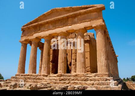 Agrigento a été fondée sur un plateau surplombant la mer, avec deux rivières voisines, les Hypsas et les Akragas, et une crête au nord offrant un degré de fortification naturelle. Sa création a eu lieu autour de 582–580 BCE et est attribuée aux colons grecs de Gela, qui l'a nommée 'Akragas'. Akragas a grandi rapidement, devenant l'une des colonies grecques les plus riches et les plus célèbres de Magna Graecia (Grande Grèce). Elle est devenue une démocratie après le renversement du fils Thrasydaeus de Theron, fils de Thrasydaeus, sous les tyrans du 6ème siècle Phalaris et Theron. Bien que la ville soit restée neutra Banque D'Images