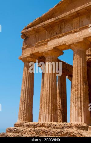 Agrigento a été fondée sur un plateau surplombant la mer, avec deux rivières voisines, les Hypsas et les Akragas, et une crête au nord offrant un degré de fortification naturelle. Sa création a eu lieu autour de 582–580 BCE et est attribuée aux colons grecs de Gela, qui l'a nommée 'Akragas'. Akragas a grandi rapidement, devenant l'une des colonies grecques les plus riches et les plus célèbres de Magna Graecia (Grande Grèce). Elle est devenue une démocratie après le renversement du fils Thrasydaeus de Theron, fils de Thrasydaeus, sous les tyrans du 6ème siècle Phalaris et Theron. Bien que la ville soit restée neutra Banque D'Images