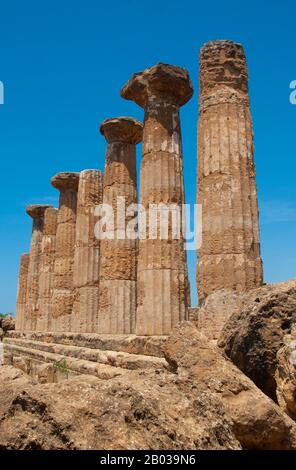 Agrigento a été fondée sur un plateau surplombant la mer, avec deux rivières voisines, les Hypsas et les Akragas, et une crête au nord offrant un degré de fortification naturelle. Sa création a eu lieu autour de 582–580 BCE et est attribuée aux colons grecs de Gela, qui l'a nommée 'Akragas'. Akragas a grandi rapidement, devenant l'une des colonies grecques les plus riches et les plus célèbres de Magna Graecia (Grande Grèce). Elle est devenue une démocratie après le renversement du fils Thrasydaeus de Theron, fils de Thrasydaeus, sous les tyrans du 6ème siècle Phalaris et Theron. Bien que la ville soit restée neutra Banque D'Images