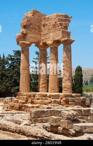 Agrigento a été fondée sur un plateau surplombant la mer, avec deux rivières voisines, les Hypsas et les Akragas, et une crête au nord offrant un degré de fortification naturelle. Sa création a eu lieu autour de 582–580 BCE et est attribuée aux colons grecs de Gela, qui l'a nommée 'Akragas'. Akragas a grandi rapidement, devenant l'une des colonies grecques les plus riches et les plus célèbres de Magna Graecia (Grande Grèce). Elle est devenue une démocratie après le renversement du fils Thrasydaeus de Theron, fils de Thrasydaeus, sous les tyrans du 6ème siècle Phalaris et Theron. Bien que la ville soit restée neutra Banque D'Images