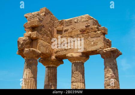 Agrigento a été fondée sur un plateau surplombant la mer, avec deux rivières voisines, les Hypsas et les Akragas, et une crête au nord offrant un degré de fortification naturelle. Sa création a eu lieu autour de 582–580 BCE et est attribuée aux colons grecs de Gela, qui l'a nommée 'Akragas'. Akragas a grandi rapidement, devenant l'une des colonies grecques les plus riches et les plus célèbres de Magna Graecia (Grande Grèce). Elle est devenue une démocratie après le renversement du fils Thrasydaeus de Theron, fils de Thrasydaeus, sous les tyrans du 6ème siècle Phalaris et Theron. Bien que la ville soit restée neutra Banque D'Images