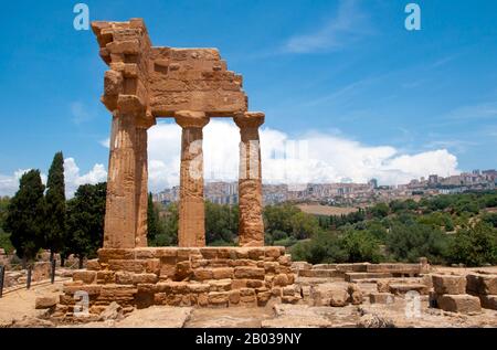 Agrigento a été fondée sur un plateau surplombant la mer, avec deux rivières voisines, les Hypsas et les Akragas, et une crête au nord offrant un degré de fortification naturelle. Sa création a eu lieu autour de 582–580 BCE et est attribuée aux colons grecs de Gela, qui l'a nommée 'Akragas'. Akragas a grandi rapidement, devenant l'une des colonies grecques les plus riches et les plus célèbres de Magna Graecia (Grande Grèce). Elle est devenue une démocratie après le renversement du fils Thrasydaeus de Theron, fils de Thrasydaeus, sous les tyrans du 6ème siècle Phalaris et Theron. Bien que la ville soit restée neutra Banque D'Images