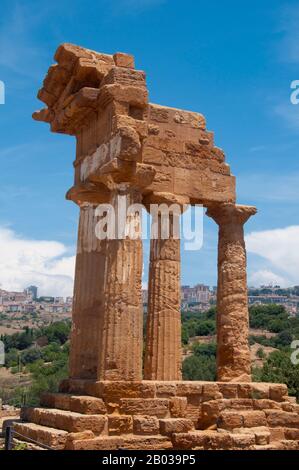 Agrigento a été fondée sur un plateau surplombant la mer, avec deux rivières voisines, les Hypsas et les Akragas, et une crête au nord offrant un degré de fortification naturelle. Sa création a eu lieu autour de 582–580 BCE et est attribuée aux colons grecs de Gela, qui l'a nommée 'Akragas'. Akragas a grandi rapidement, devenant l'une des colonies grecques les plus riches et les plus célèbres de Magna Graecia (Grande Grèce). Elle est devenue une démocratie après le renversement du fils Thrasydaeus de Theron, fils de Thrasydaeus, sous les tyrans du 6ème siècle Phalaris et Theron. Bien que la ville soit restée neutra Banque D'Images