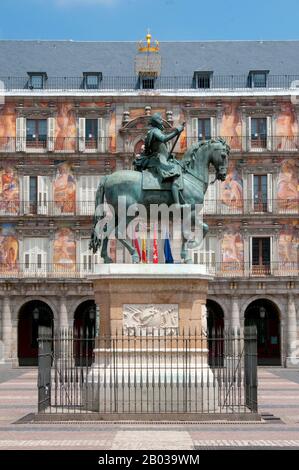 Philip III (14 avril 1578 – 31 mars 1621) était roi d'Espagne. Il fut aussi, comme Philippe II, roi du Portugal, Naples, Sicile et Sardaigne et duc de Milan de 1598 à sa mort. La Plaza Mayor a été construite pour la première fois (1580–1619) sous le règne de Philippe III. La plaza telle que nous la voyons aujourd'hui était l'œuvre de l'architecte espagnol Juan de Villanueva (1739 - 1811) qui a reconstruit la plaza en 1790. Banque D'Images