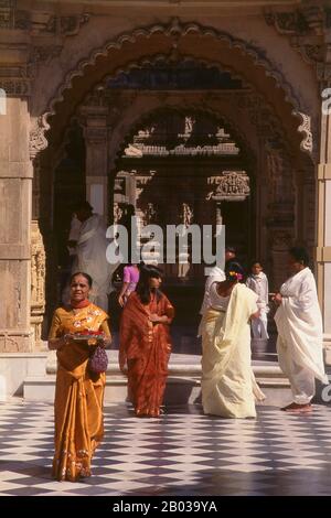 Le site sacré de Shatrunjaya de Jain contient des centaines de temples de Palitana construits principalement entre le 11ème siècle et le 16ème siècle ce. Les collines de Shatrunjaya ont été sanctifiées lorsque Rishabha, le premier tirgravara (Dieu omniscient enseignant) de Jainisme, a donné son premier sermon dans le temple sur le sommet de la colline. L'histoire ancienne des collines est également retracée à Pundarika Swami, un chef Ganadhara et petit-fils de Rishabha, qui a atteint le salut ici. Son sanctuaire situé en face du principal temple d'Adinath, construit par son fils Bharata, est également adoré par les pèlerins. Banque D'Images