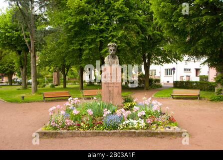 Albert Schweitzer, OM (4 janvier 1875 – 4 septembre 1965) était un théologien alsacien, organiste, écrivain, humanitaire, philosophe et médecin. Schweitzer a reçu le prix Nobel de la paix de 1952 pour sa philosophie de "Respect de la vie". Sa philosophie a été exprimée à bien des égards, mais surtout dans la fondation et le maintien de l'hôpital Albert Schweitzer à Lambaréné, dans la partie de l'Afrique équatoriale française qui est maintenant le Gabon. En tant que musicologue et organiste, il étudie la musique du compositeur allemand Johann Sebastian Bach et influence le Mouvement de réforme des organes. Banque D'Images