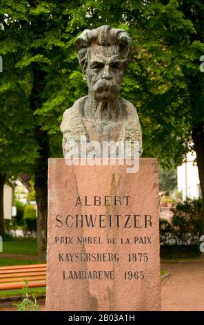 France / Allemagne : Albert Schweitzer (4 janvier 1875 – 4 septembre 1965), théologien, philosophe et médecin alsacien français, Kaysersberg, Alsace. Albert Schweitzer, né à Kaysersberg, était un théologien alsacien, organiste, écrivain, humanitaire, philosophe, et médecin. Schweitzer a reçu le prix Nobel de la paix en 1952 pour sa philosophie de « révérence pour la vie ». Sa philosophie s'est exprimée de plusieurs façons, mais surtout en fondant et en soutenant l'hôpital Albert Schweitzer à Lambaréné, dans la partie de l'Afrique équatoriale française qui est aujourd'hui le Gabon. Banque D'Images