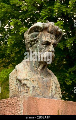 France / Allemagne : Albert Schweitzer (4 janvier 1875 – 4 septembre 1965), théologien, philosophe et médecin alsacien français, Kaysersberg, Alsace. Albert Schweitzer, né à Kaysersberg, était un théologien alsacien, organiste, écrivain, humanitaire, philosophe, et médecin. Schweitzer a reçu le prix Nobel de la paix en 1952 pour sa philosophie de « révérence pour la vie ». Sa philosophie s'est exprimée de plusieurs façons, mais surtout en fondant et en soutenant l'hôpital Albert Schweitzer à Lambaréné, dans la partie de l'Afrique équatoriale française qui est aujourd'hui le Gabon. Banque D'Images