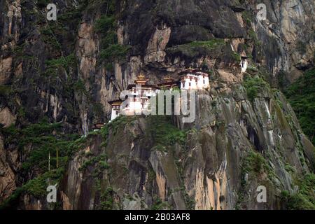 Le Paro Taktsang, également connu sous les noms de Monastère Taktsang Palphug et le Nid du tigre, est un site sacré bouddhiste majeur et un complexe de temple construit dans le cliffside de 1 000 mètres de la vallée du Paro supérieure au Bhoutan. Banque D'Images