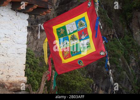 Le Paro Taktsang, également connu sous les noms de Monastère Taktsang Palphug et le Nid du tigre, est un site sacré bouddhiste majeur et un complexe de temple construit dans le cliffside de 1 000 mètres de la vallée du Paro supérieure au Bhoutan. Banque D'Images