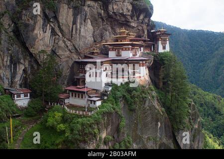 Le Paro Taktsang, également connu sous les noms de Monastère Taktsang Palphug et le Nid du tigre, est un site sacré bouddhiste majeur et un complexe de temple construit dans le cliffside de 1 000 mètres de la vallée du Paro supérieure au Bhoutan. Banque D'Images