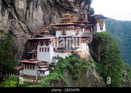 Le Paro Taktsang, également connu sous les noms de Monastère Taktsang Palphug et le Nid du tigre, est un site sacré bouddhiste majeur et un complexe de temple construit dans le cliffside de 1 000 mètres de la vallée du Paro supérieure au Bhoutan. Banque D'Images