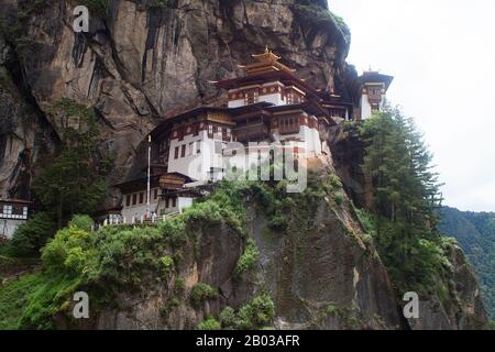 Le Paro Taktsang, également connu sous les noms de Monastère Taktsang Palphug et le Nid du tigre, est un site sacré bouddhiste majeur et un complexe de temple construit dans le cliffside de 1 000 mètres de la vallée du Paro supérieure au Bhoutan. Banque D'Images