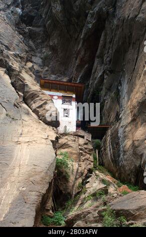 Le Paro Taktsang, également connu sous les noms de Monastère Taktsang Palphug et le Nid du tigre, est un site sacré bouddhiste majeur et un complexe de temple construit dans le cliffside de 1 000 mètres de la vallée du Paro supérieure au Bhoutan. Banque D'Images