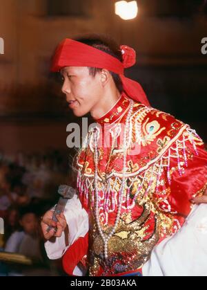 Thaïlande : un médium d'esprit possédé ou chanson ma, le festival des neuf dieux de l'empereur, Chao Mae Thapthim sanctuaire (maison taoïste chinoise de joss), Wang Burapha, Bangkok (1989). Le festival des neuf dieux de l'empereur est une célébration taoïste de neuf jours commençant à la veille du 9e mois lunaire du calendrier chinois, qui est observée principalement dans les pays d'Asie du Sud-est comme le Myanmar, Singapour, la Malaisie et la Thaïlande. Banque D'Images