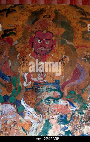 Le monastère de Tamzhing / Tamshing Lhundrup a été construit en 1501 par le Bhutanais saint Pema Lingpa (1450-1521) et est un complexe de temple dans le district de Bumthang, au centre du Bhoutan. Le monastère de Tamzhing est le plus important Nyingma gompa au Bhoutan, un lieu d'apprentissage ecclésiastique bouddhiste tibétain qui est un mélange de fortification, un vihara (monastère) et une université. Banque D'Images