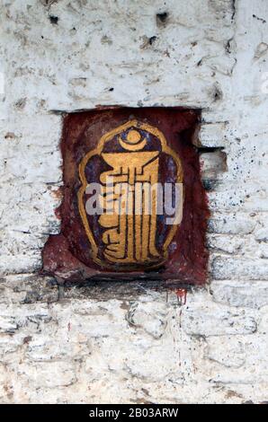 Le monastère de Tamzhing / Tamshing Lhundrup a été construit en 1501 par le Bhutanais saint Pema Lingpa (1450-1521) et est un complexe de temple dans le district de Bumthang, au centre du Bhoutan. Le monastère de Tamzhing est le plus important Nyingma gompa au Bhoutan, un lieu d'apprentissage ecclésiastique bouddhiste tibétain qui est un mélange de fortification, un vihara (monastère) et une université. Banque D'Images