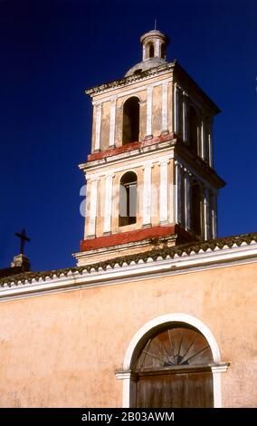 Remedios, fondé en 1524, a été éclipsé par Santa Clara à la fin du XVIIe siècle et a changé relativement peu depuis. La place principale, la Plaza Martí, est dominée par deux églises – l'Iglesia de Nuestra Señora del Buen Viaje du XVIIIe siècle avec un clocher fin, et le plus important Parroquial de San Juan Bautista, datant de 1545. Banque D'Images