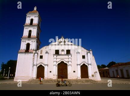 Remedios, fondé en 1524, a été éclipsé par Santa Clara à la fin du XVIIe siècle et a changé relativement peu depuis. La place principale, la Plaza Martí, est dominée par deux églises – l'Iglesia de Nuestra Señora del Buen Viaje du XVIIIe siècle avec un clocher fin, et le plus important Parroquial de San Juan Bautista, datant de 1545. Banque D'Images