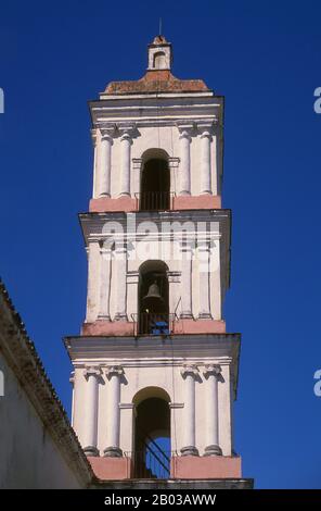 Remedios, fondé en 1524, a été éclipsé par Santa Clara à la fin du XVIIe siècle et a changé relativement peu depuis. La place principale, la Plaza Martí, est dominée par deux églises – l'Iglesia de Nuestra Señora del Buen Viaje du XVIIIe siècle avec un clocher fin, et le plus important Parroquial de San Juan Bautista, datant de 1545. Banque D'Images