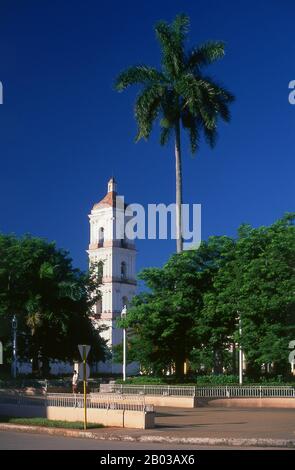 Remedios, fondé en 1524, a été éclipsé par Santa Clara à la fin du XVIIe siècle et a changé relativement peu depuis. La place principale, la Plaza Martí, est dominée par deux églises – l'Iglesia de Nuestra Señora del Buen Viaje du XVIIIe siècle avec un clocher fin, et le plus important Parroquial de San Juan Bautista, datant de 1545. Banque D'Images