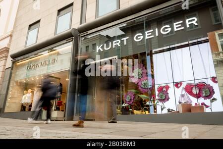 Kurt Geiger Store, Covent Garden, Londres. Les clients se sont brouillé en marchant devant les magasins de mode, Kurt Geiger et Karen Miller. Banque D'Images