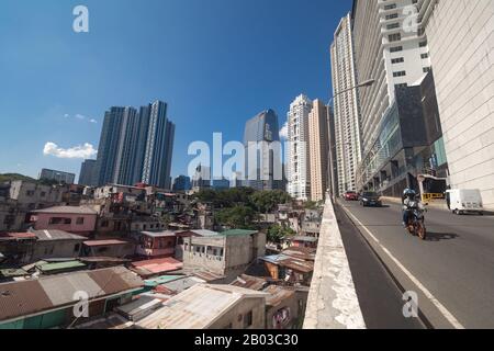 Métro Manille, Philippines - 12 février 2020: Paysage urbain de Makati et de BGC: Les bidonvilles et les gratte-ciel contrastent Banque D'Images