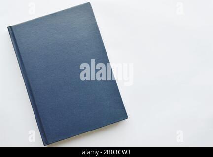 couverture rigide bleue sur fond blanc Banque D'Images