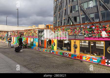 Darcie et May Green Canal boats , un restaurant flottant, projet de régénération du bassin de Paddington, Grand Union Canal, Paddington London UK Banque D'Images