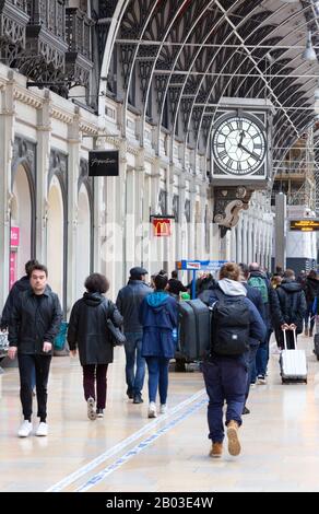 Les passagers ferroviaires de la gare ferroviaire avec horloge de la gare, gare de Paddington, Londres, Royaume-Uni Banque D'Images