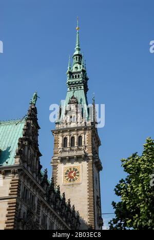 L'horloge et la tour du Hamburger Rathaus (Hôtel de ville de Hambourg) près de la rivière Binnenalster dans le centre de Hambourg en Allemagne . Construit en 1886 Banque D'Images