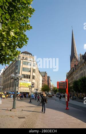 Monckebergstraße, l'une des principales rues commerçantes de Hambourg, en Allemagne. Banque D'Images