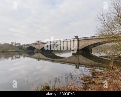 Sur les rives de la rivière Trent, en regardant vers le pont de Gunthorpe pendant qu'il s'étend sur la rivière Trent. Banque D'Images