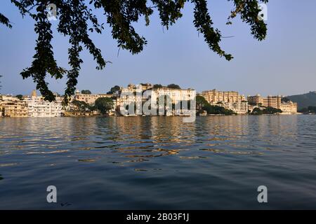 Panorama a tourné au-dessus du lac Pichola sur le palais de la ville et le Taj Fateh Prakash Palace d'Udaipur, Rajasthan, Inde Banque D'Images