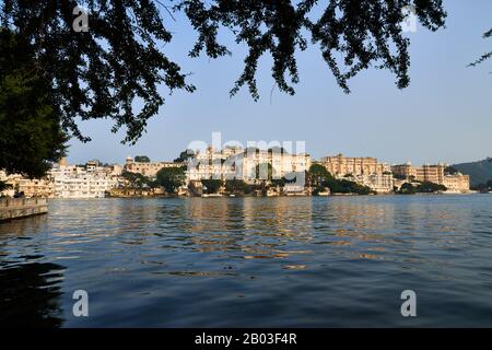 Panorama a tourné au-dessus du lac Pichola sur le palais de la ville et le Taj Fateh Prakash Palace d'Udaipur, Rajasthan, Inde Banque D'Images