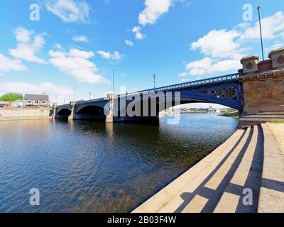 Le pont Trent traverse la rivière Trent lors d'une chaude journée d'été. Banque D'Images