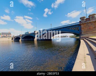 Le pont Trent traverse la rivière Trent lors d'une journée d'été claire et lumineuse. Banque D'Images
