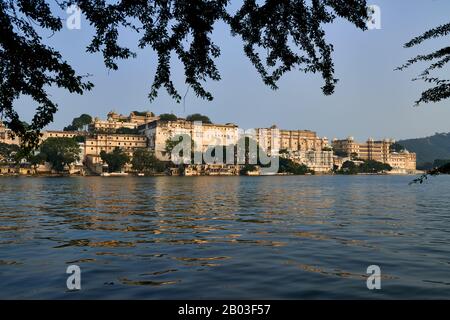 Panorama a tourné au-dessus du lac Pichola sur le palais de la ville et le Taj Fateh Prakash Palace d'Udaipur, Rajasthan, Inde Banque D'Images