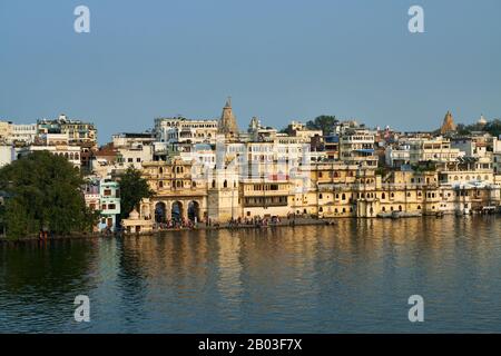 Panorama a tourné au-dessus du lac Pichola avec Gangaur Ghat sur Udaipur, Rajasthan, Inde Banque D'Images