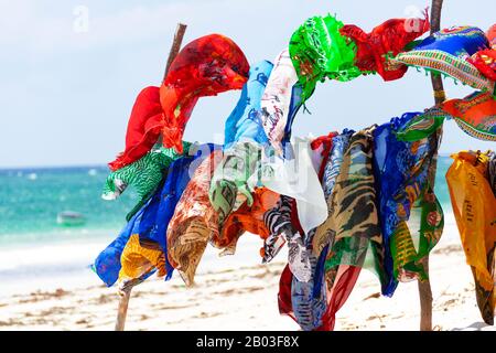 Textiles multicolores sur la plage Banque D'Images