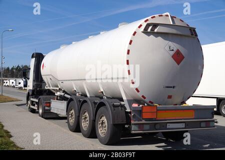 Chariot avec semi-remorque spécialisée. Camion-citerne conçu pour le transport de substances dangereuses pour l'environnement. Banque D'Images