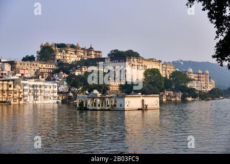 Panoramafoto mit Gangaur Ghat, palais de ville et Taj Fateh Prakash Palace ueber Pichola-See auf Udaipur, Rajasthan, Indien |panorama tourné sur le lac Pich Banque D'Images