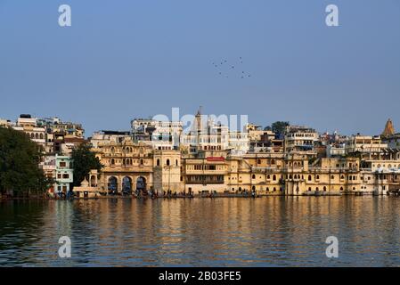 Panorama a tourné au-dessus du lac Pichola avec Gangaur Ghat sur Udaipur, Rajasthan, Inde Banque D'Images