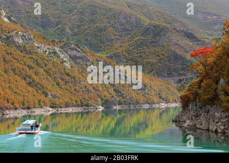 Lac Komani dans la vallée de Valbone en Albanie Banque D'Images