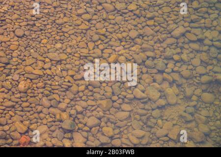 Pierres dans le fond de la rivière. Banque D'Images