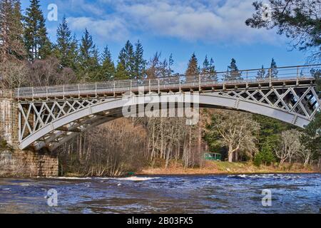 CARRON VILLAGE MORAY ECOSSE VUE SUR LA STRUCTURE DE LA ROUTE CARRON UNIQUE ET LE VIEUX PONT FERROVIAIRE QUI TRAVERSE LA RIVIÈRE SPEY ET LA CABANE DE PÊCHE VERTE Banque D'Images
