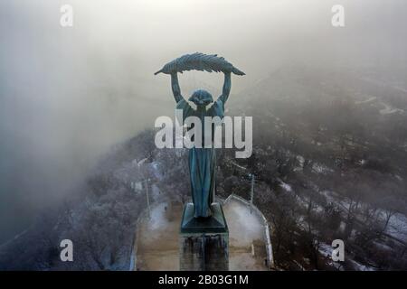 Budapest, Hongrie - vue aérienne de la Statue de la liberté sur un matin d'hiver brumeux avec Liberty Bridge Banque D'Images