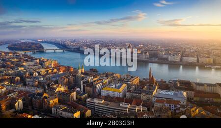 Budapest, Hongrie - vue aérienne de Budapest avec le Parlement de Hugary au lever du soleil Banque D'Images