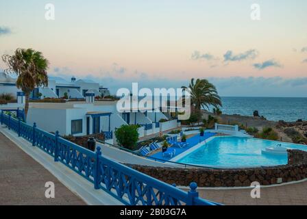 Resort près de la mer au crépuscule. Lanzarote, Espagne. Banque D'Images